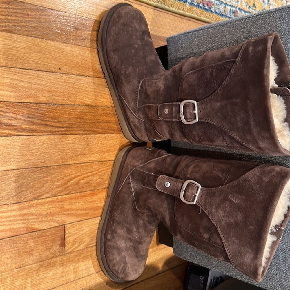 Ugg cargo pocket 12in tall. Tan shearling inside, brown suede outside